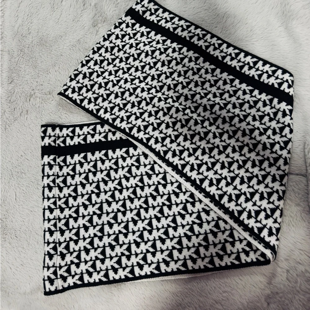 MK Michael‎ Kors Black and White Patterned Infinity Scarf